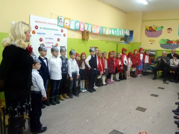 Wierszem i piosenką w podziękowaniu babciom i dziadkom w SP12