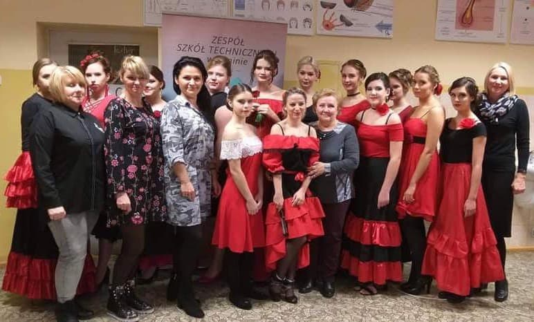 Fryzury W Rytmie Flamenco W Wykonaniu Uczennic Zst W Koninie