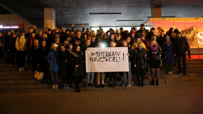 Murem Za Nauczycielami W Koninie Wspierają Strajkujących