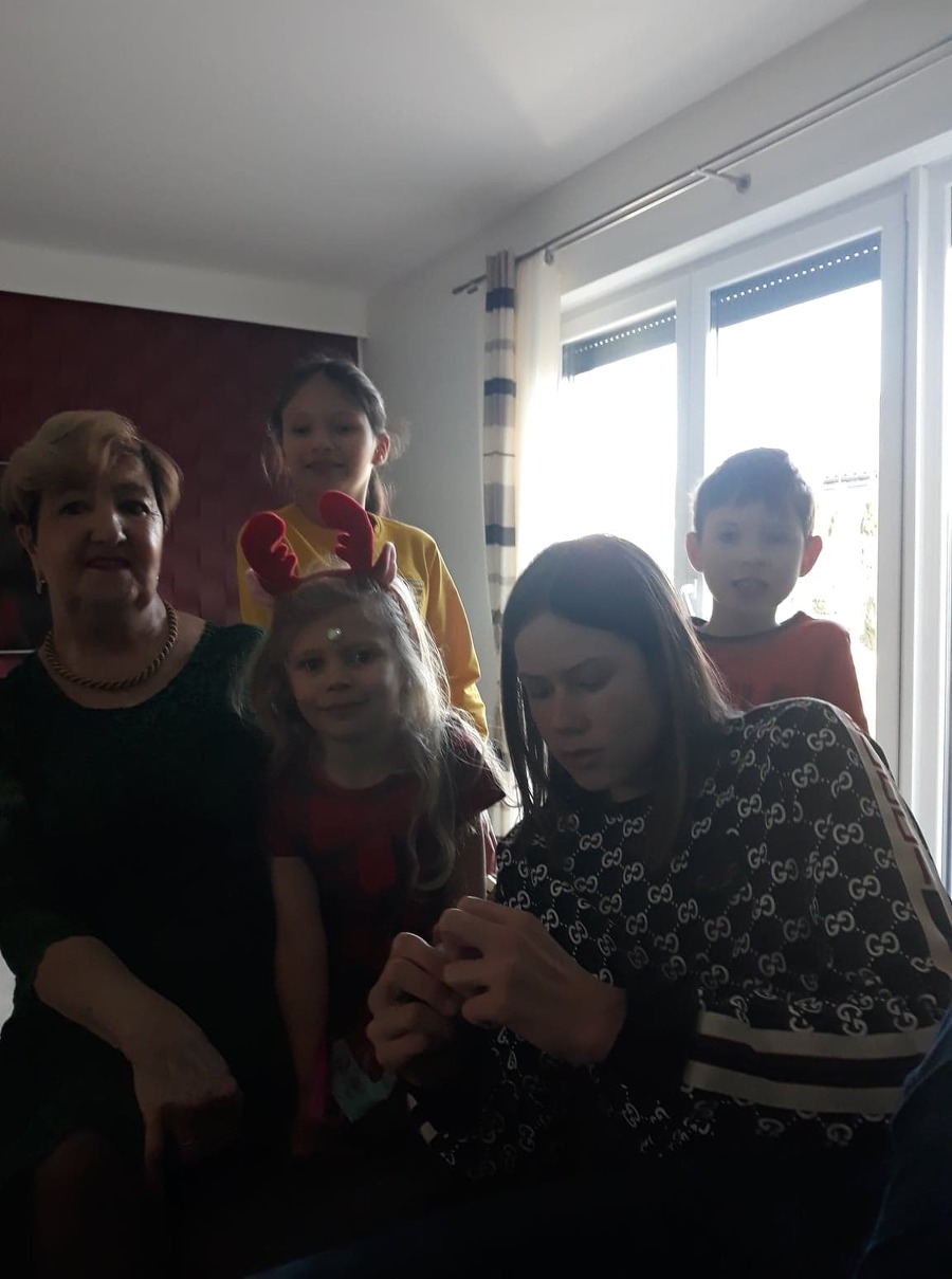 Krystyna Leśniewska z wnukami: Marcelem, Kacprem, Leną i Nataszą. 
