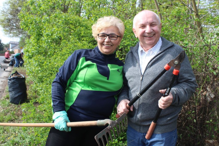 Mieszkańcy ruszyli park z posady. Wielkie sprzątanie przy pałacu