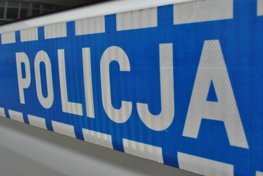 Pieszy nie miał odblasków. Został potrącony przez samochód