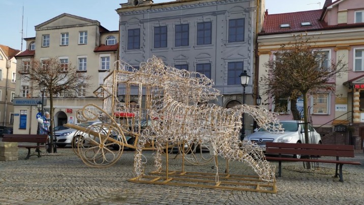 Nowe ozdoby świąteczne dotarły na plac Wolności. Są wspaniałe!