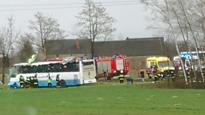 Autobus przewożący dzieci do szkoły zdmuchnięty przez wiatr?