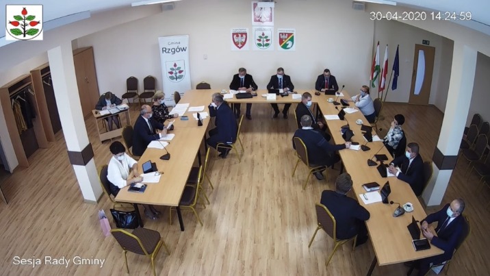 Rzgów. Radni na sesji w odstępach, z maseczkami na twarzach