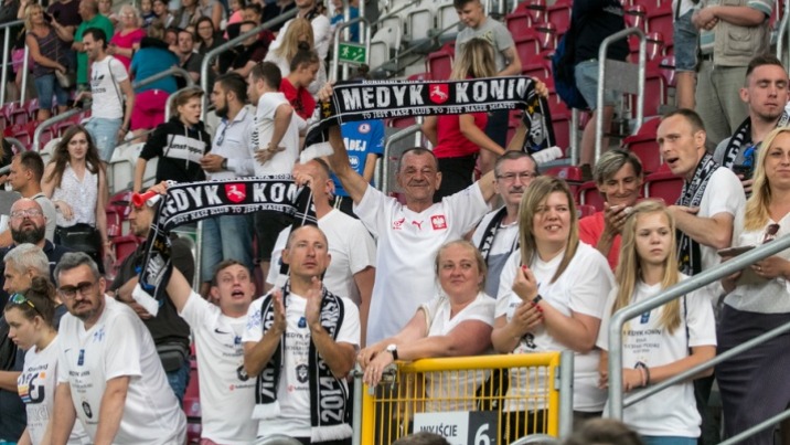 Cała Polska w strefie żółtej, od soboty mniej kibiców na trybunach