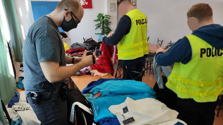 Słupca. Policjanci zabezpieczyli podrobioną odzież różnych marek
