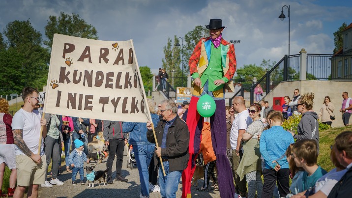 Konińska parada kundelków i nie tylko przeszła przez bulwar