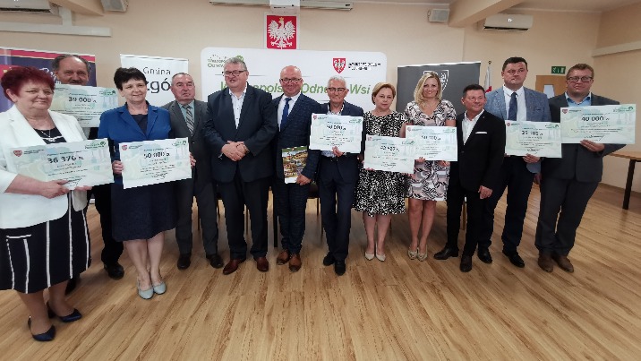 Dofinansowanie dla gmin. Marszałek przekazał symboliczne czeki