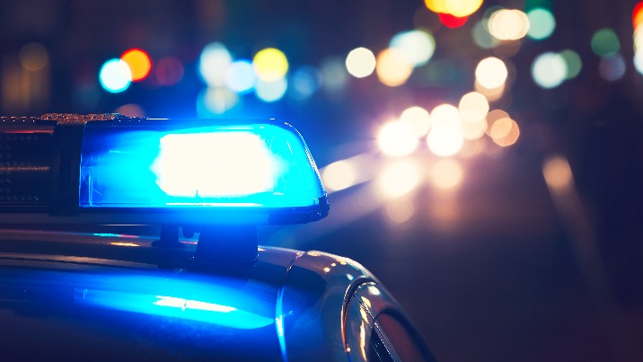 Leżał nieprzytomny na chodniku. Mężczyźnie pomogli policjanci