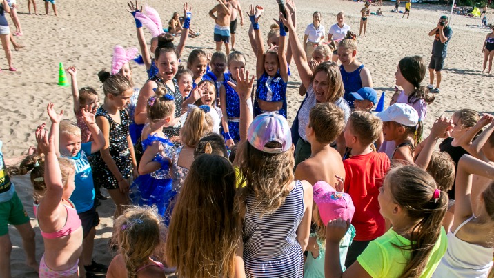 Wilczyn. Zabawa dla młodszych i starszych. Trwa piknik na plaży