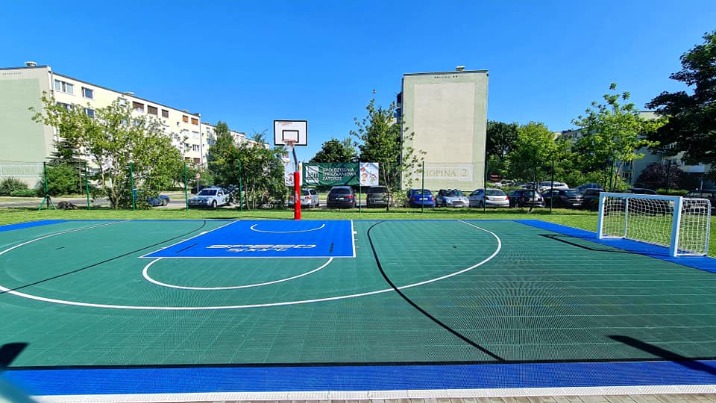Nowe boisko na Zatorzu. Można pograć w piłkę albo kosza