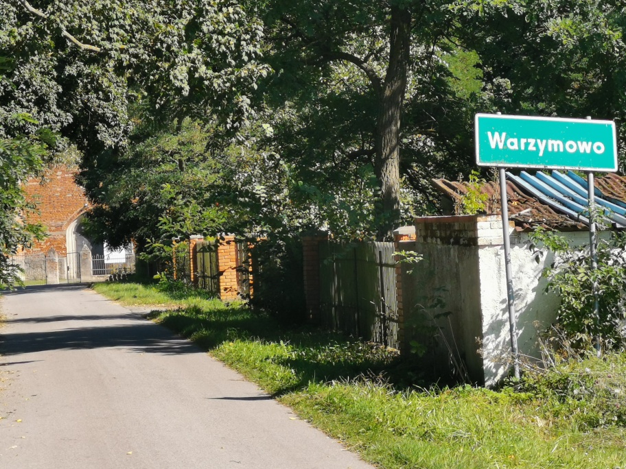 Najmniejsza miejscowość, czyli jedna posesja i zabytkowy kościół