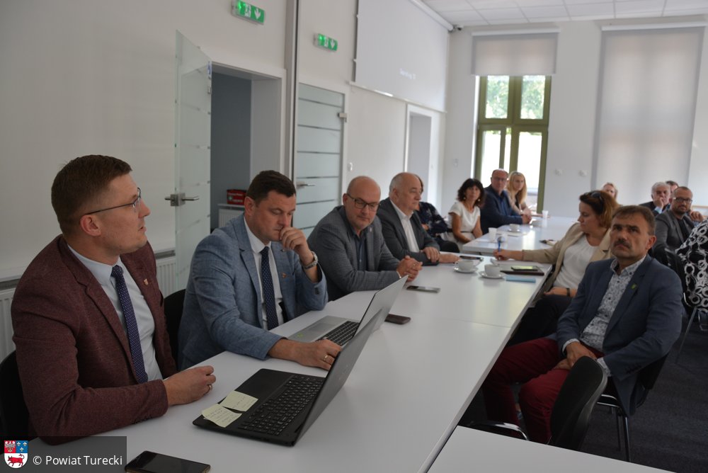 Kolej Konin – Turek. Analizowane są dwie trasy, ruszają konsultacje społeczne