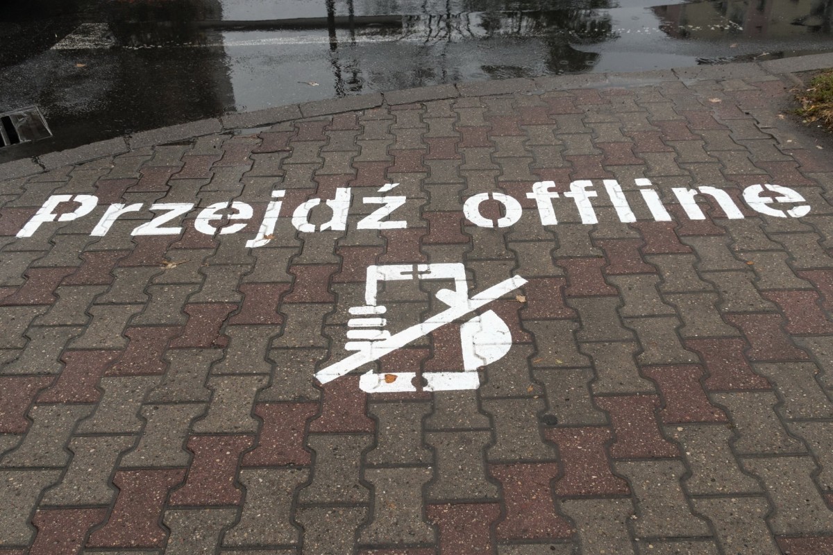 Konin. Nie należy używać telefonu komórkowego na przejściu dla pieszych