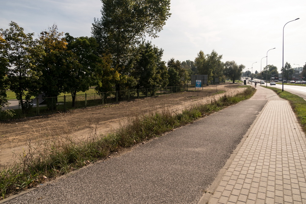Konin. Asfaltowa ścieżka dla rowerzystów przy stadionie