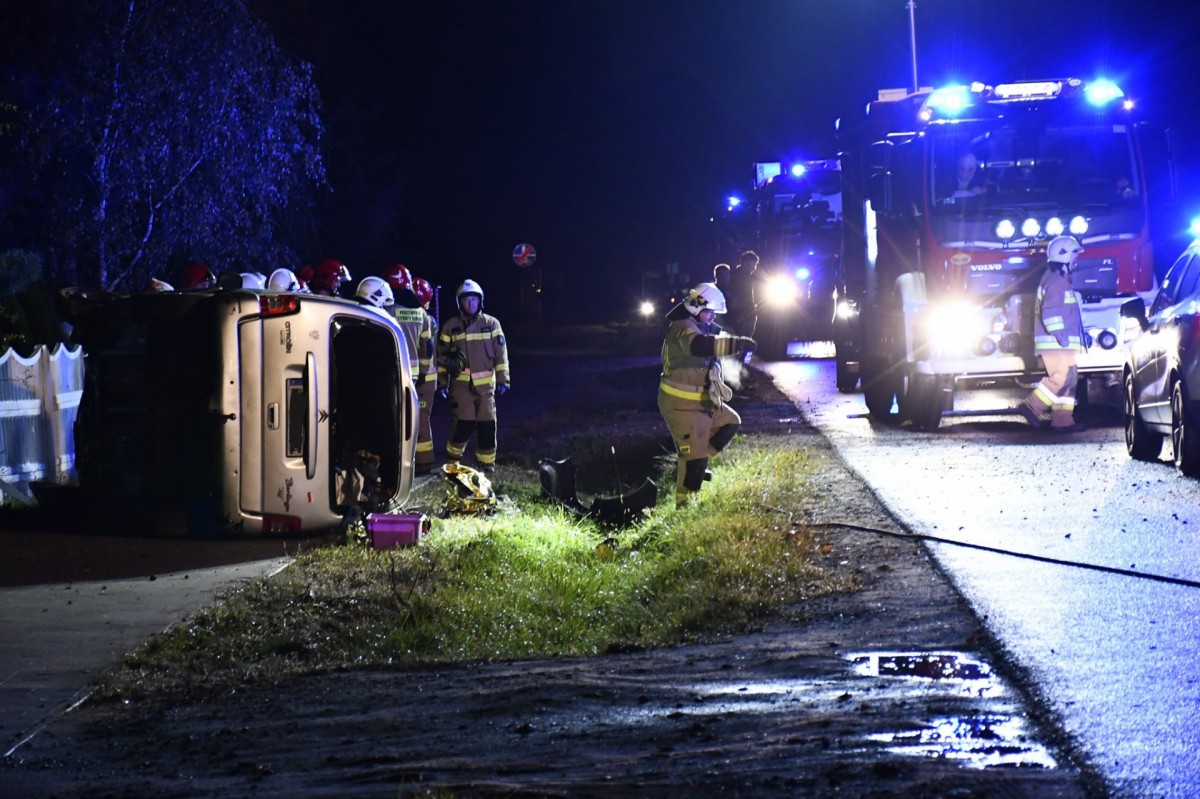 Wypadek w Węglewie. Samochód wypadł z drogi i koziołkował