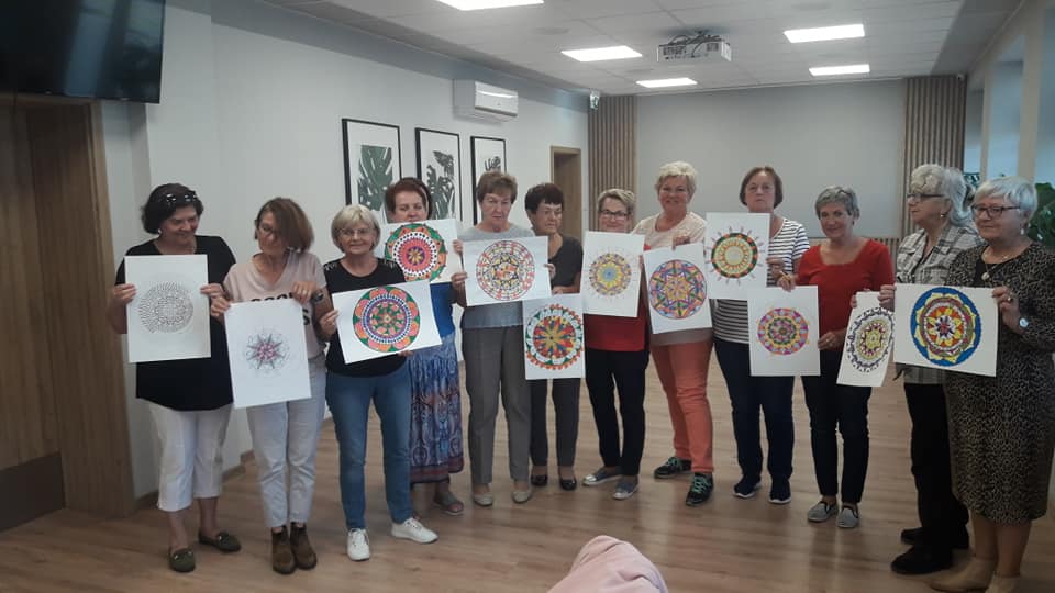 Seniorzy się integrują. Kreatywne zajęcia na konińskim Zatorzu