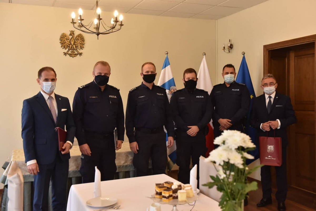Eskortowali do szpitala rodzinę z kilkumiesięcznym dzieckiem