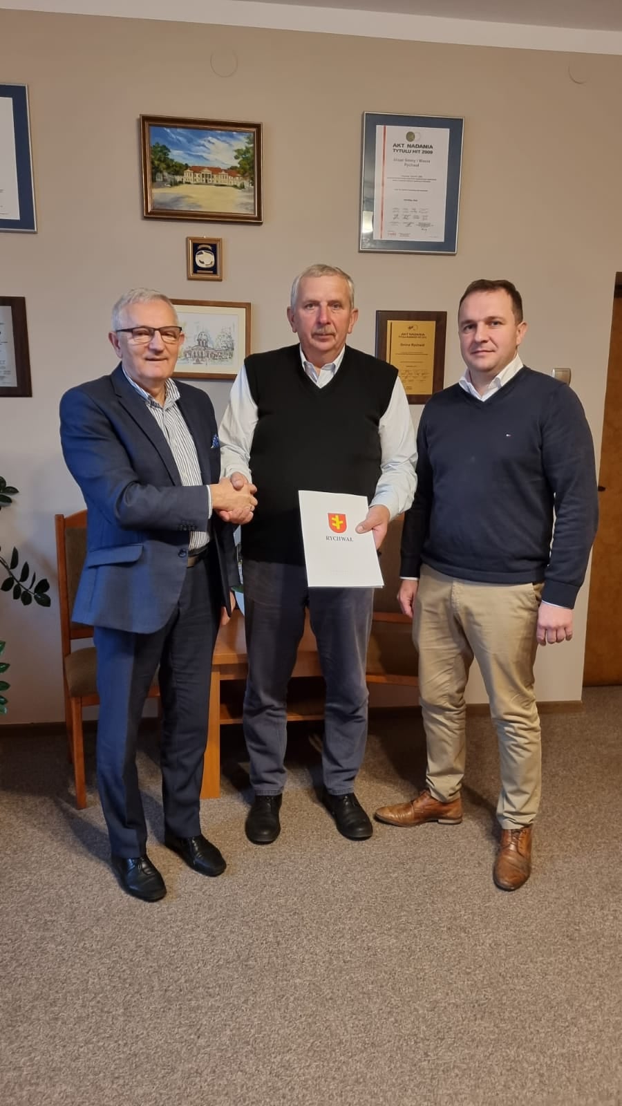Podpisali umowę na budowę drogi pieszo-rowerowej na odcinku Lisiec-Dąbroszyn