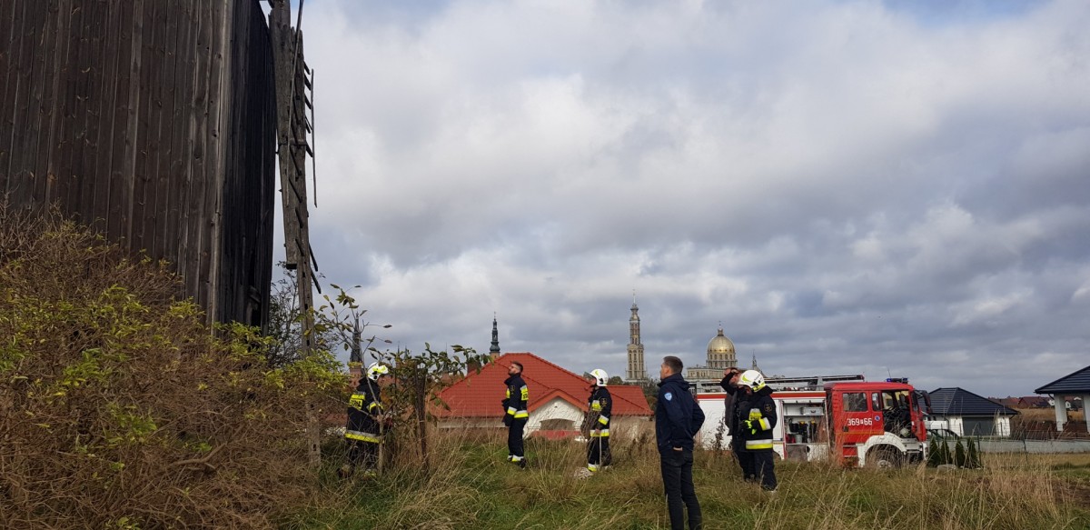 Stary wiatrak w Licheniu czeka na ratunek. Wichura zniszczyła mu śmigło