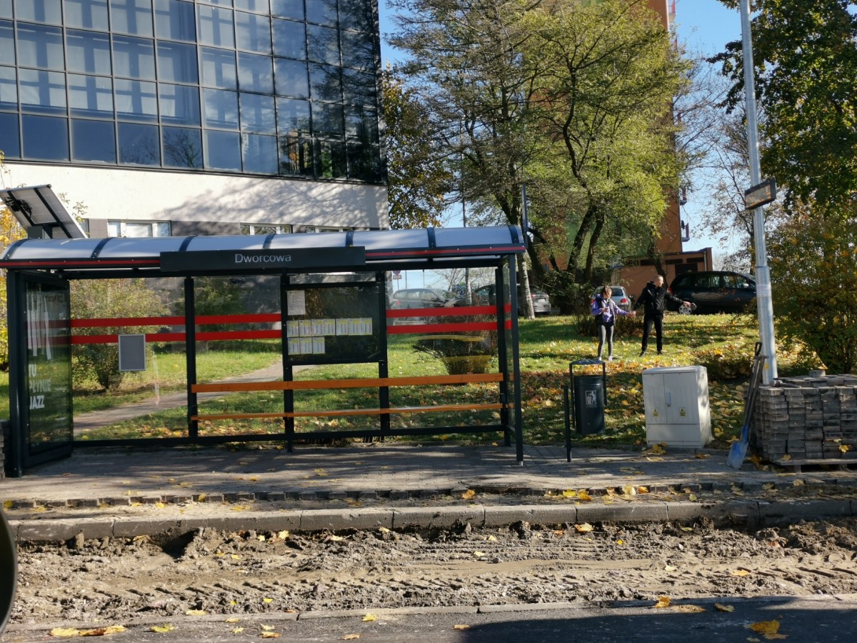 Trwa przebudowa zatoki przystankowej przy ulicy Dworcowej w Koninie