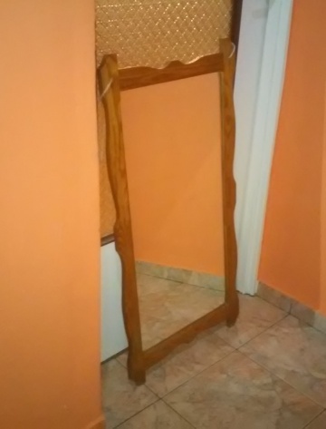 lustro w drewnianej ramie