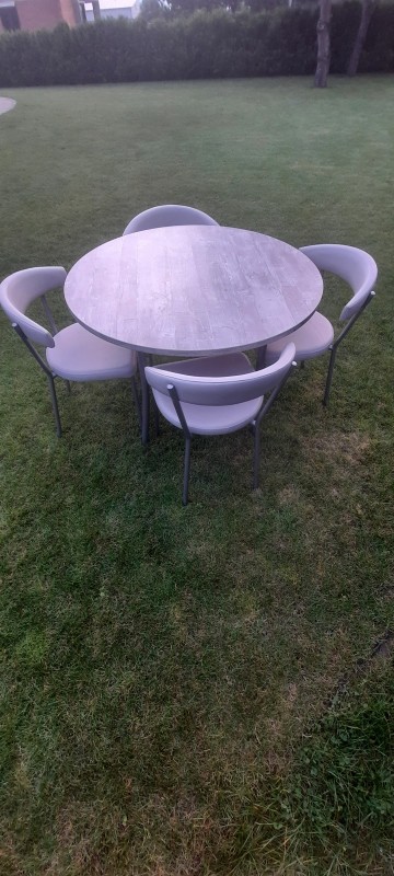 Okrągły stół z krzesłami