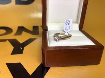Złoty pierścionek próby 585/14K waga; 2,47g rozmiar 11