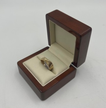 Złoty pierścionek próba 585/14K waga: 3,77g