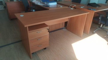 Duże biurka z szufladami