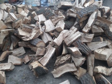 Drewno kominkowe dąb i akacja sezonowane