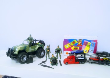 Samochód z żołnierzami i laweta z samochodami
