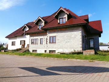 Budynek handlowo/usługowy z częścią mieszkalną