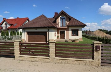 Na sprzedaż dom z częścią usługową-Ślesin, ul. Krokusowa