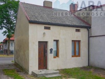 Mały dom z rozpoczętym remontem w centrum Brudzewa – 30 m2