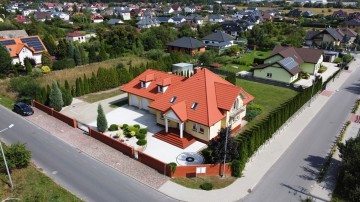 Dom pod miastem, nowoczesna bryła, duża działka, dwa garaże