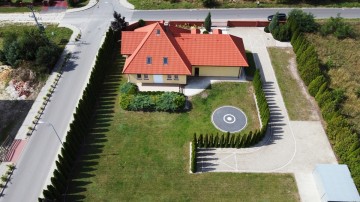 Dom pod miastem, nowoczesna bryła, duża działka, dwa garaże