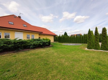 Dom pod miastem, nowoczesna bryła, duża działka, dwa garaże