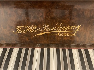 Pianino The Hillier Piano Company.
