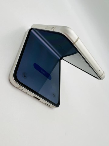 Samsung Galaxy Z Flip 3 5G 8/128GB Stan: dobry, posiada ślad