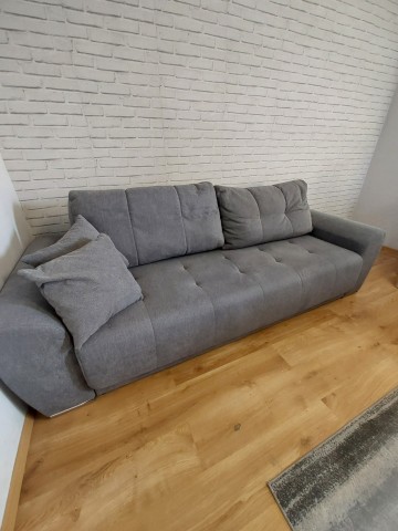 Komody szafy sofa stol z krzeslami lodowka dywan