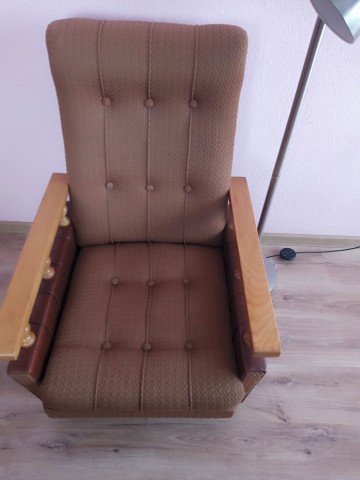 fotel koloru brązowego