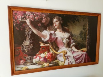 Obraz Dama w liliowej sukni z kwiatami