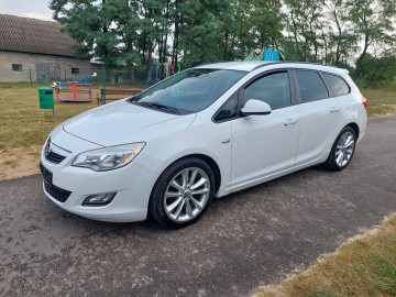 Opel Astra J 1,6 benzynka 115 KM.niski przebieg.lakier orygi