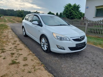 Opel Astra J 1,6 benzynka 115 KM.niski przebieg.lakier orygi