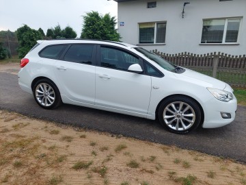 Opel Astra J 1,6 benzynka 115 KM.niski przebieg.lakier orygi