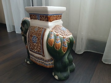 Duży porcelanowy słoń kwietnik