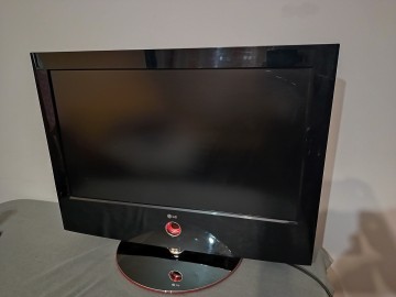 Sprzedam telewizor LG 32 cale z pilotem