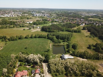 budynek mieszkalny z basenem , działka 1,25 HA  ,  POSOKA